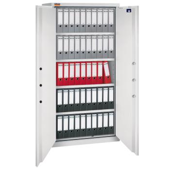 Lichtgrauer Aktenlagerschrank mit sichtbarer Türverriegelung. Innenraum mit vier Fachböden, zwei Reihen schwarze, eine Reihe rote und eine Reihe graue Aktenordner. Das Produkt steht vor einem weißen Hintergrund.
